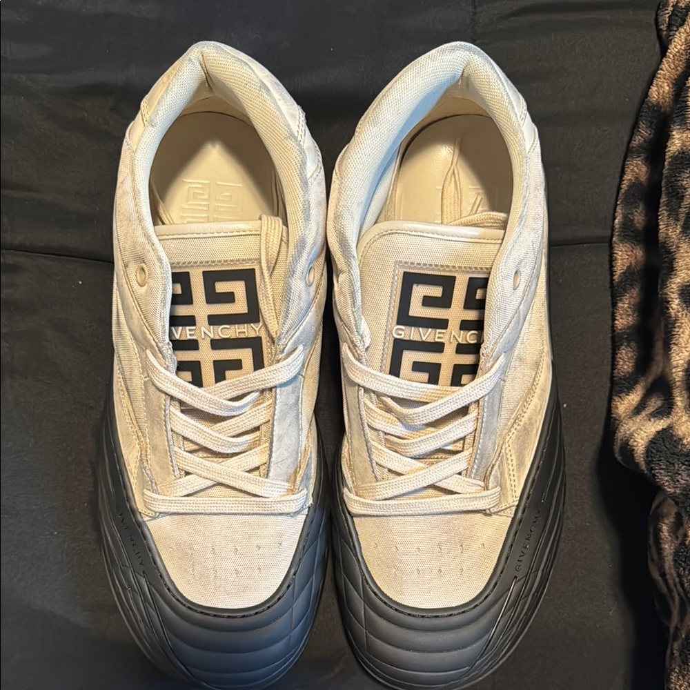 Givenchy Men's Cream and Black Sneakers